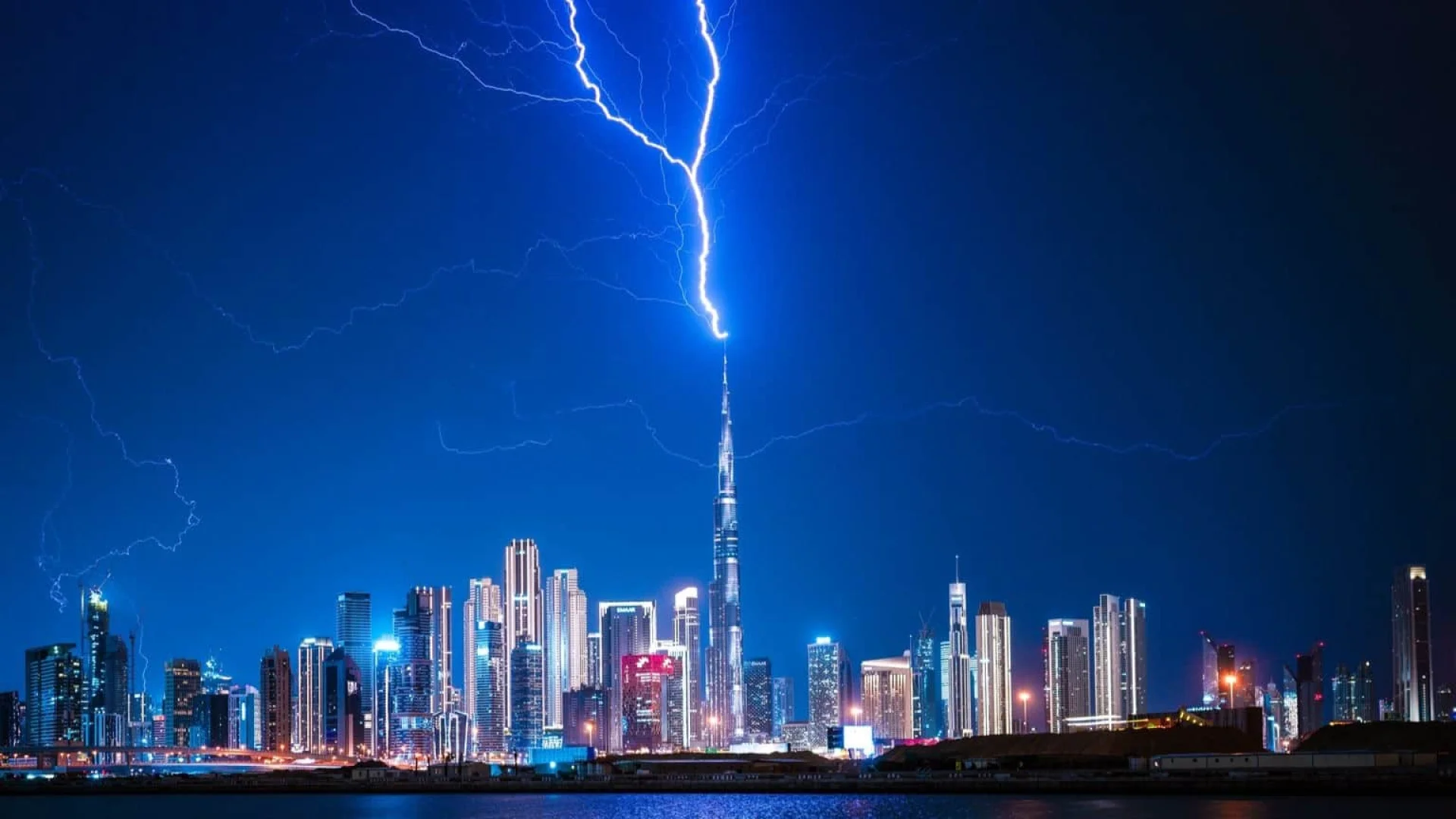 Dubai im Gewitter: Blitz-Fotogalerie | Die Geissens Real Estate | Luxus Immobilien mit Carmen und Robert Geiss – Die Geissens in Dubai